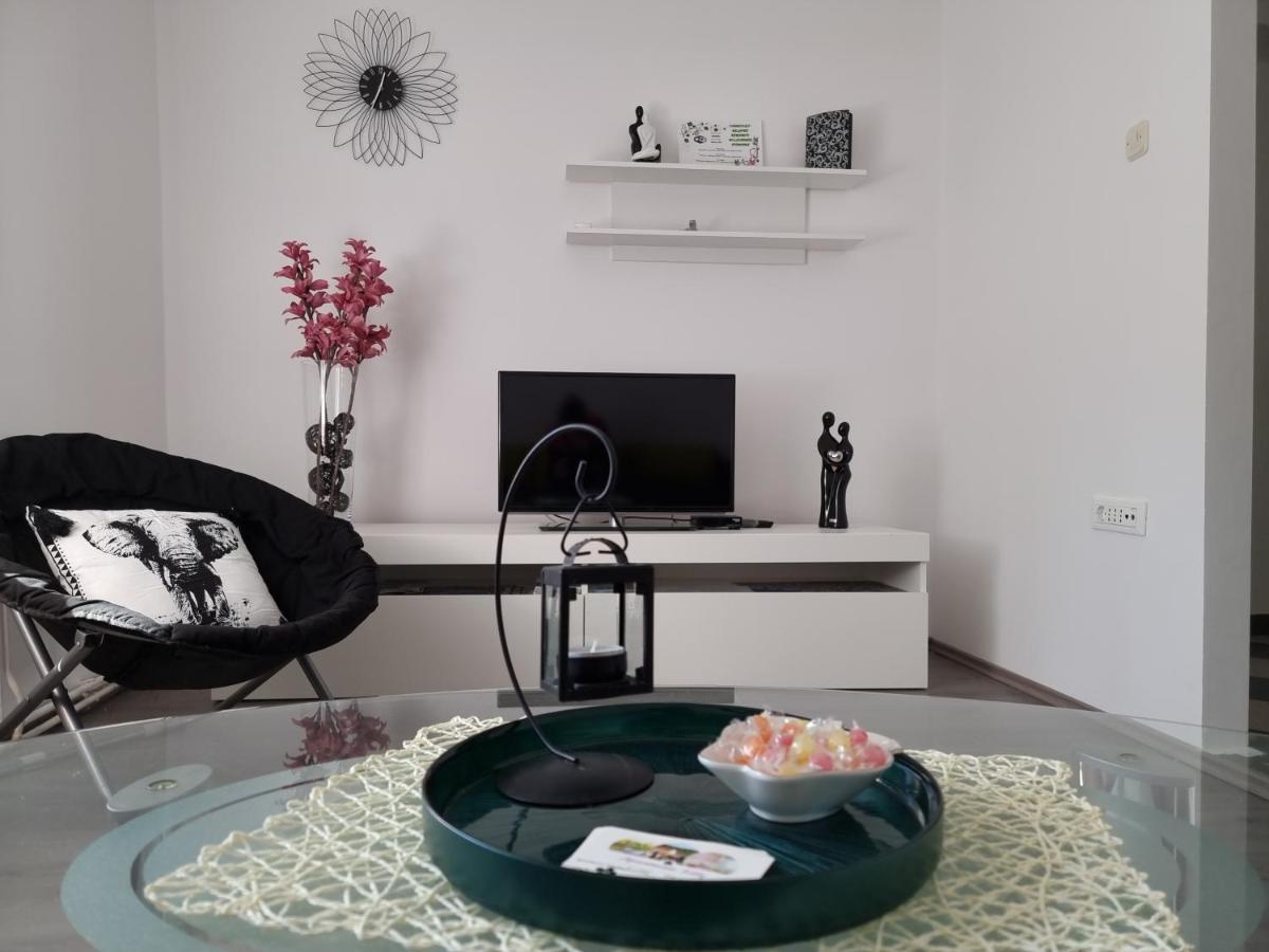 Apartments Lilly غييكا المظهر الخارجي الصورة